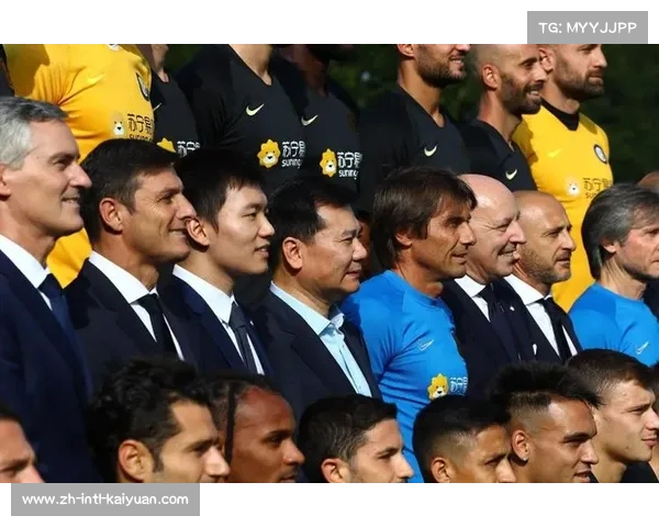 国米主席张康阳与曼城主席穆巴拉克互赠礼物寄托友谊情谊