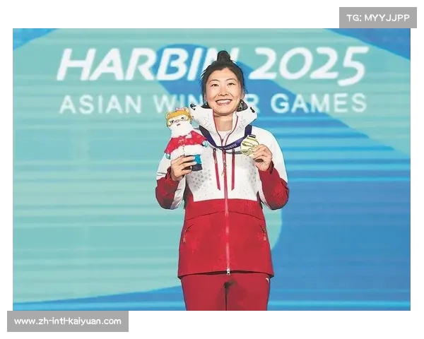 徐梦桃在自由式滑雪世锦赛女子空中技巧中荣获银牌展现出色实力与努力拼搏精神 徐梦桃在自由式滑雪世锦赛女子空中技巧中荣获银牌展现出色实力与努力拼搏精神